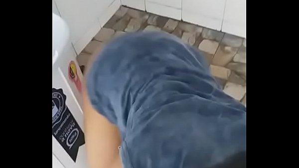 Neguinha lavando roupa porno