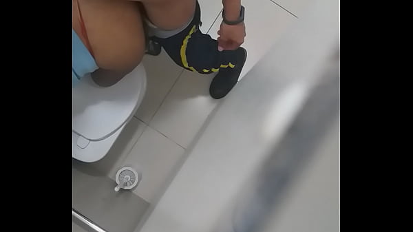 Novinha fazendo sexo na escola escondida no banheiro