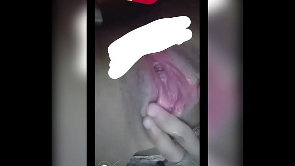 Novinha masturbando no banheiro