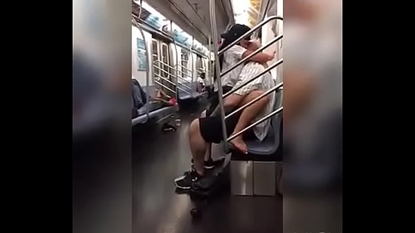 Novinha no metro atrevida