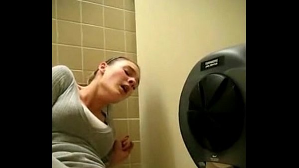 Novinha si masturbando no banheiro escondida