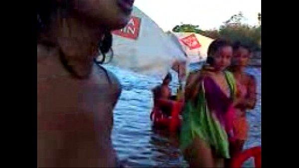 Pocahontas fazendo foto nua no Farol da Barra