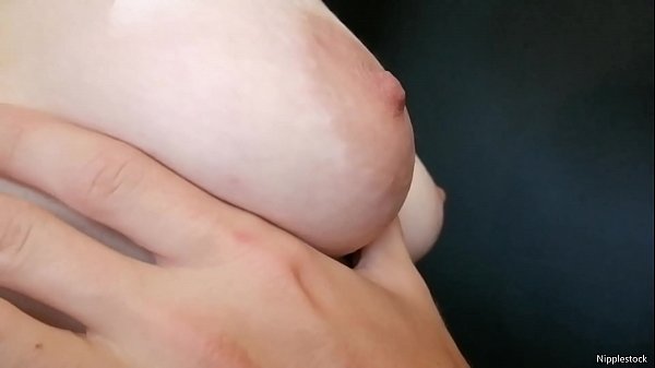 Porno lesbico chupando o peito