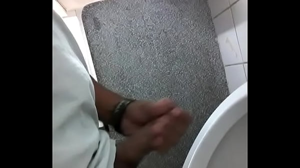 Punheta banheiro público
