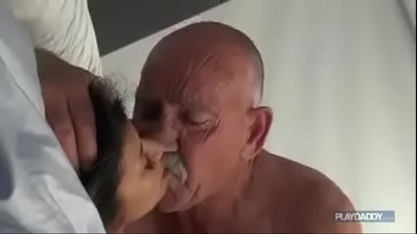 Velho safadinho comendo a buceta