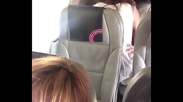 Vídeo de mulher batendo p****** dentro do avião avião