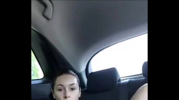 Gostoza se masturbando no carro