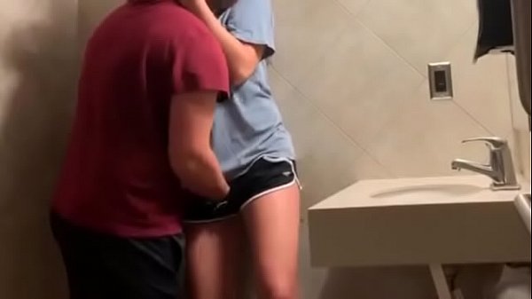 Namorado pegou  a namorada traindo no filme porno