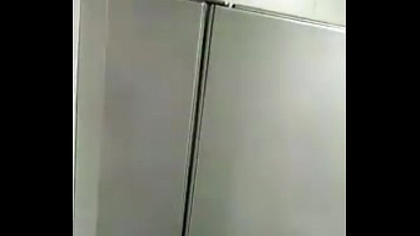 Videos de mujeres orinando en baños publicos
