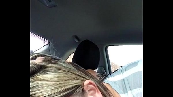 Homem e mulher fazendo sexo no carro