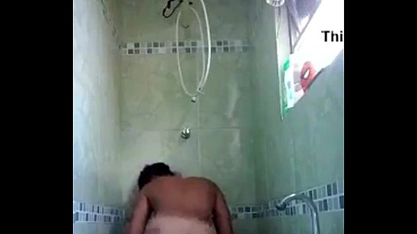 Mulher usando vibrador no banho
