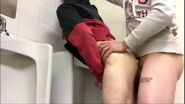 No banheiro gay