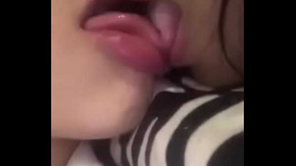Lésbicas negras beijando de língua