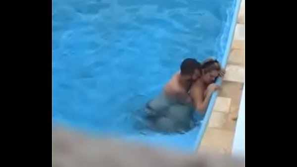 Sexo na beita da piscina
