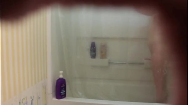Comi minha mae no banheiro tomando banho e filmei escondido