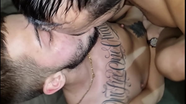 Homem gay comendo buceta e dando o cu