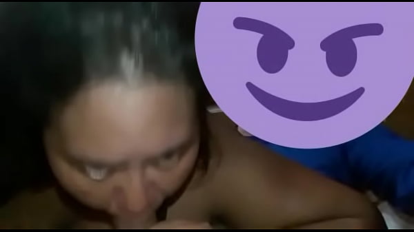 Homens chupando peito e fazendo sexo