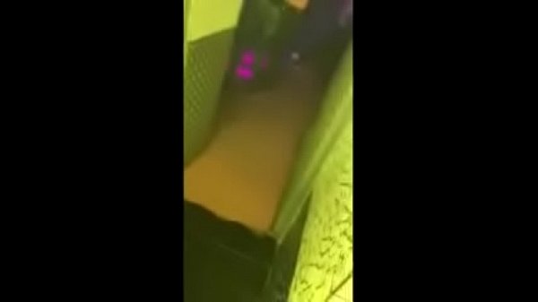 Mulheres assiaticas se masturbando no banheiro publico