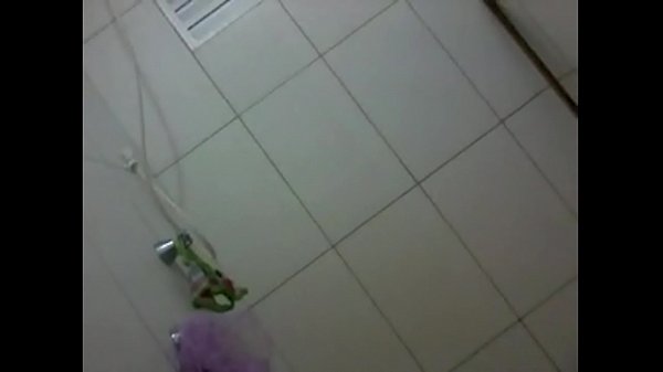 Novinha perfeita se exibindo no banho