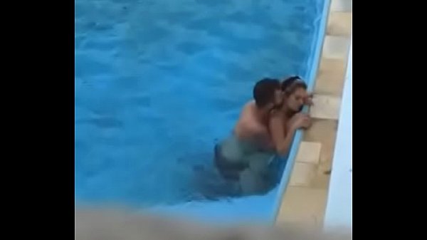 Video de novinha transando na piscina