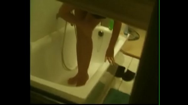 Irmas lésbicas tomando banho juntas