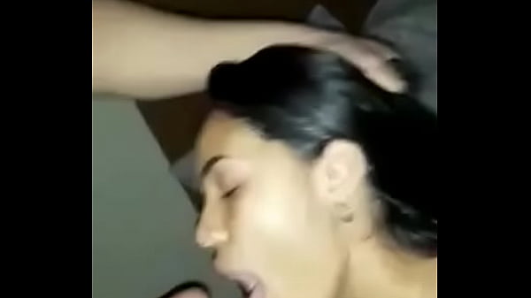 Mulher cozano na boca do homem