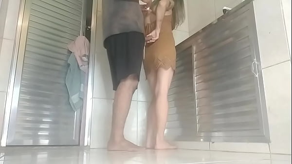 Novinha  faz boquete em dois amigos