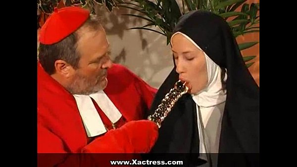 Padre punido freira