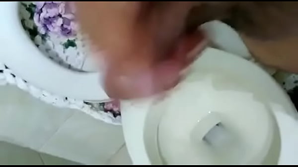 Se masturbando no vaso
