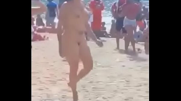 Desnuda en la playa