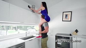 Fazendo sexo escondido na cozinha