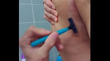 Mãe depilando filho em português