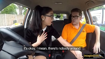 Mulheres gosando no freio de mão de carro