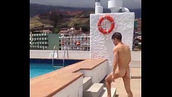 Na piscina pirocudo gay
