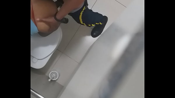 Pornô de frente no banheiro