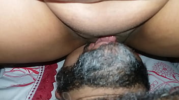 Homem ajoelhado chupando a buceta da esposa mandona