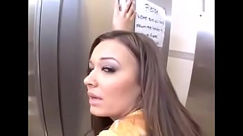 Mulher gostosa fazendo anal em publico em troca de dinheiro