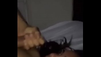 O irmão pega a irmã a se masturbando na sala