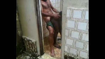Porno no banheiro  escondido legendado