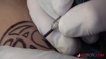 Reinalda tatuada