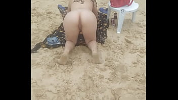 Trasado na praia do nudismo