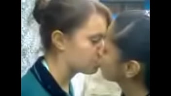 Beijo de lesbicas na escola