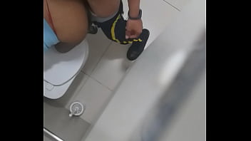 Câmera flagra mulher no banheiro de barco m******