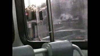 Madura mostrando seios no ônibus