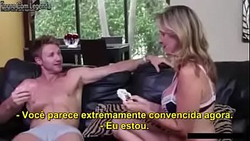 Mae dando banho no filho e sedusindo para fazer sexo