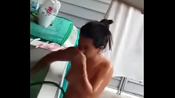 Mãe velho tomando banho filho filmando escondido