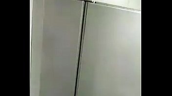 Masturbando lésbica no banheiro