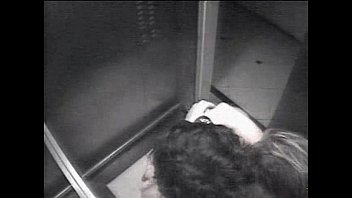 Mulher pega no flagra tocando punheta dentro do banheiro