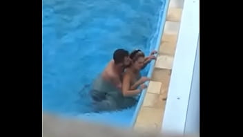 Mulher se masturbando na piscina