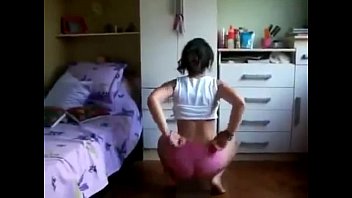 Novinha de short dançando
